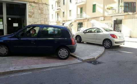 Carrassi, auto parcheggiate sugli scivoli dei disabili: il Comune si  scordato i paletti